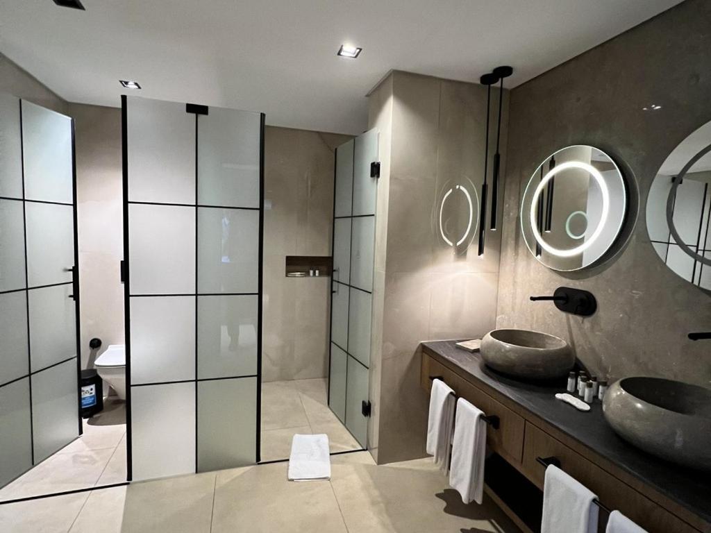 Hotel Panagia Premier Trabzon Exteriér fotografie Bathroom with a walk-in shower